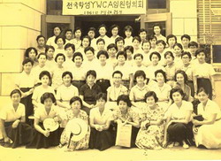 1961년 대학생 시절 대한YWCA연합회 활동 모습으로, 둘째줄 중앙 검은색 옷 입은 이가 박 이사장. 